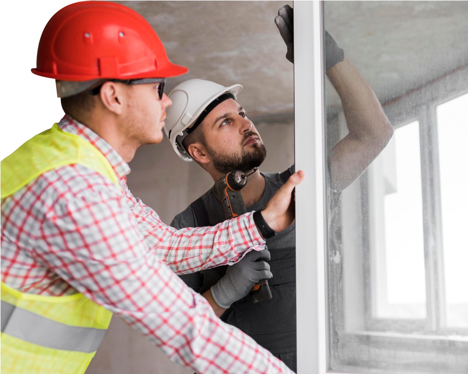 Instaladores de Construvidrios montando una ventana en obra