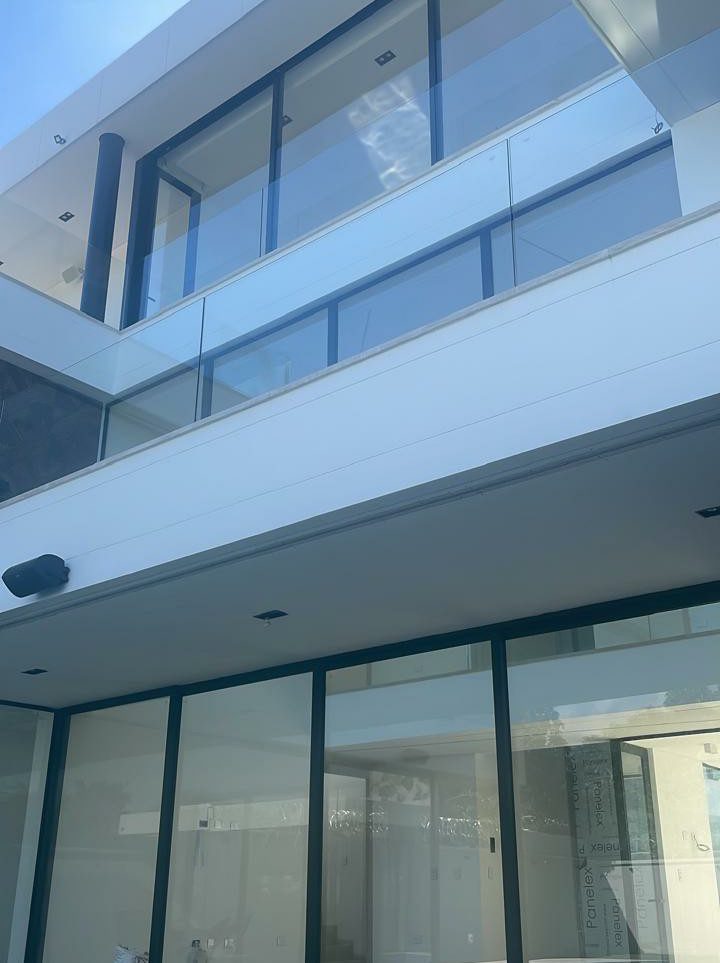 Balcones con barandas de vidrio azul