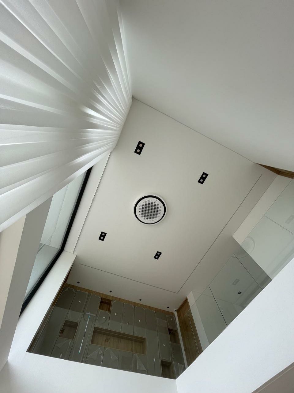 Cielo raso en drywall con vacío y detalle arquitectónico